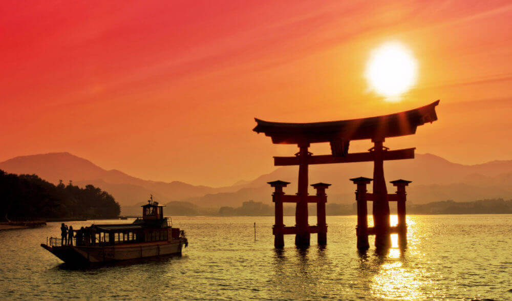 Miyajima shrine, Hiroshima Prefecture, Japan = Adobe Stock