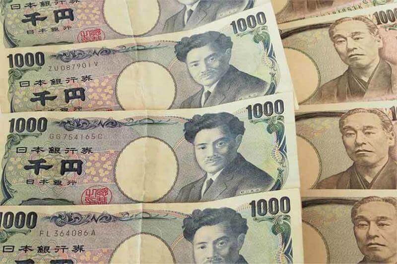 Banknotes in Japan = Adobe Stock