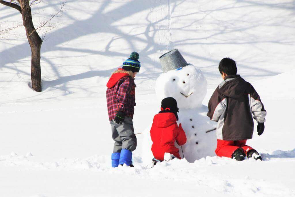 Children making snowman