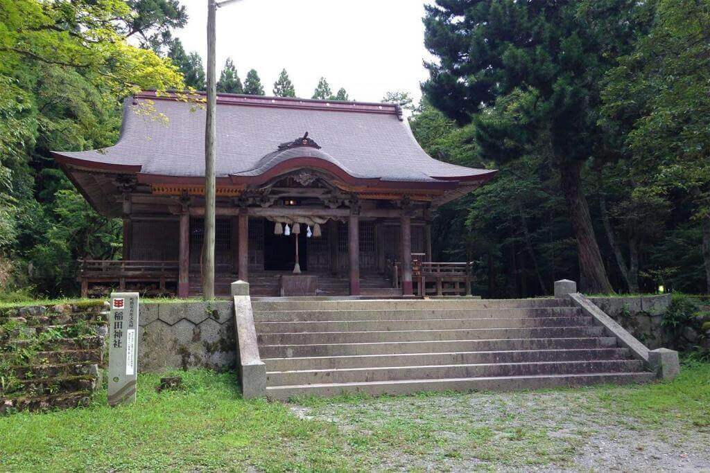 Inata shrine where sacred atmosphere drifts