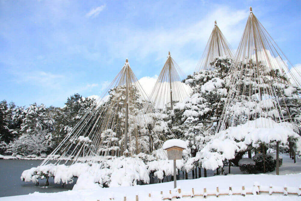Japanese traditional garden "Kenrokuen" in Kanazawa, Japan during Winter time = Shutterstock
