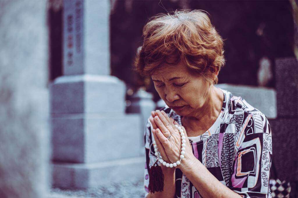 Japanese women of the elderly that visit the grave = Shutterstock