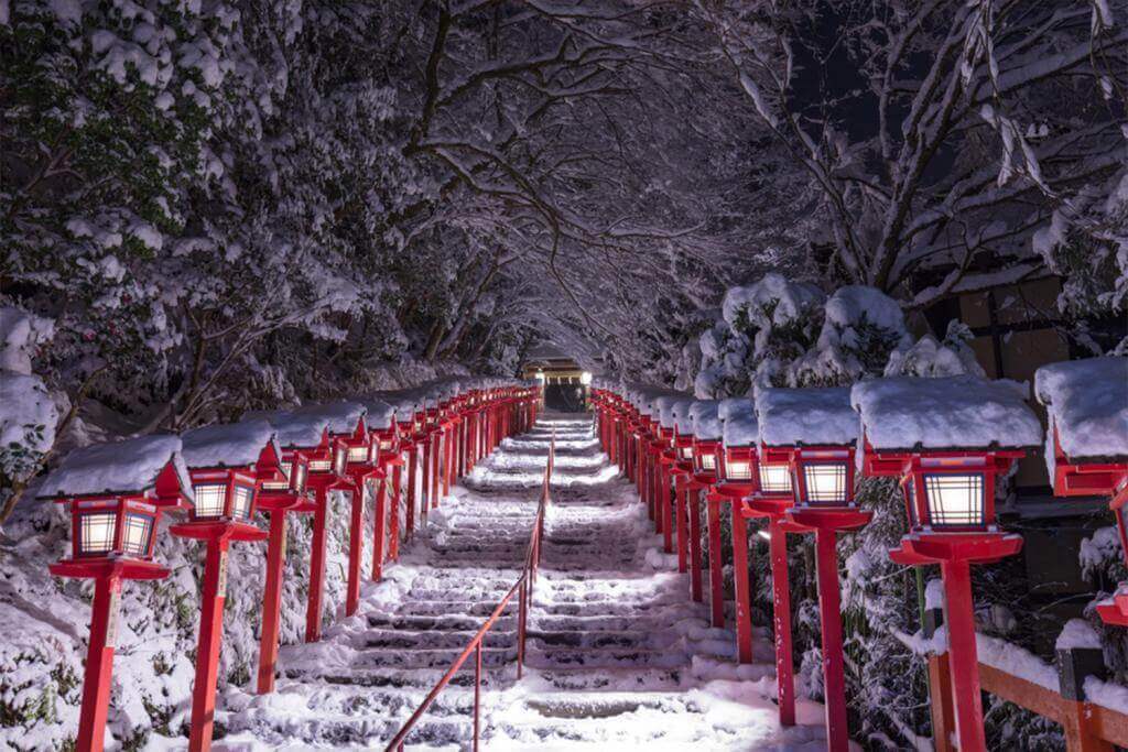 Snow Kifune shrine in Kyoto = Shutterstock