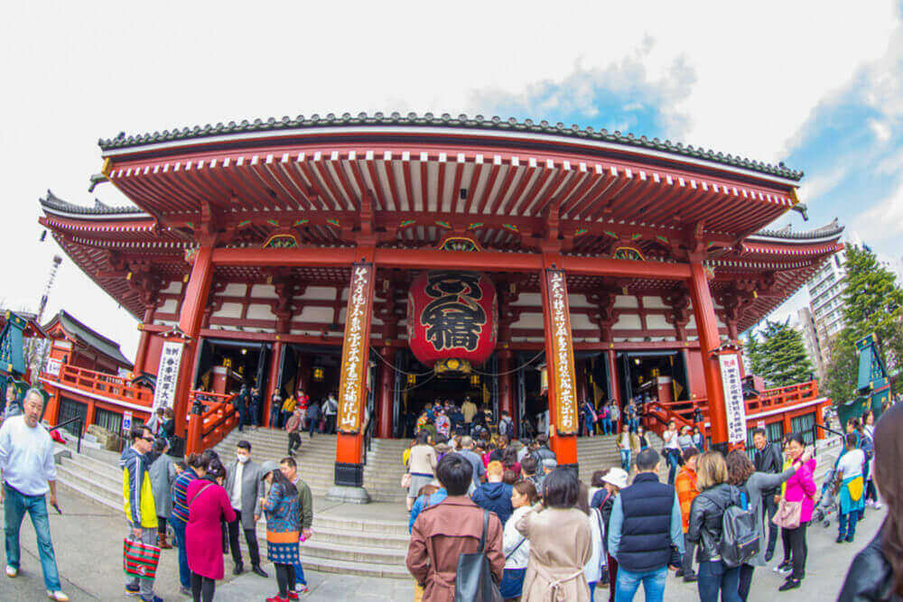 Outdoor panoramic scenic view of front enter Sensoji shrine crowded with queuing believers in Sensoji temple on March, Asakusa, Tokyo = Shutterstock