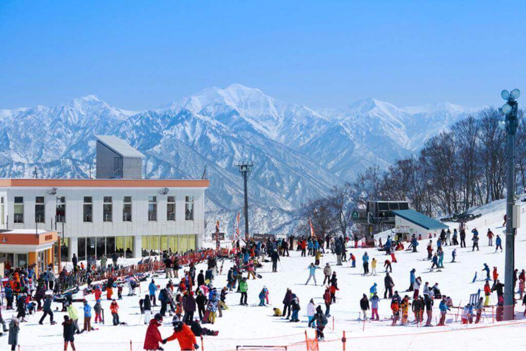 People enjoy playing snow, ski, snow boad, sled at Gala Yuzawa ski resort, Nigata plefecture, Japan = Shutterstock