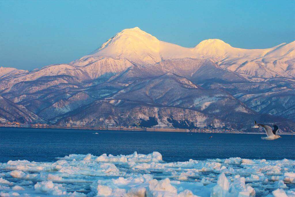 Rausu-dake and drift ice, Hokkaido = Shutterstock