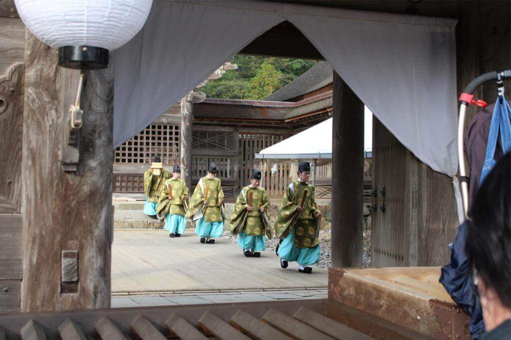 Shinto priests in grand shinto shrine Izumo Taisha, Izumo, Japan = Kononchuk Alla/Shutterstock