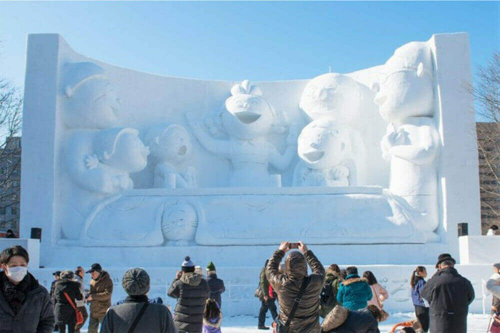 Escultura de nieve en el sitio del Festival de Nieve de Sapporo en febrero en Sapporo, Hokkaido, Japón. El festival se celebra anualmente en el parque Sapporo Odori = Shutterstock