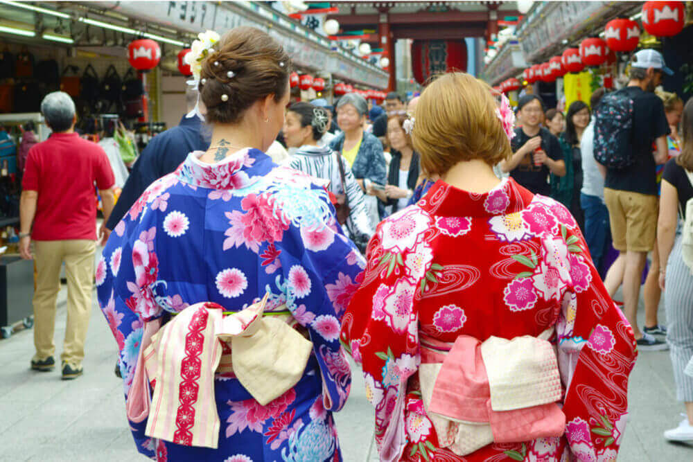Young girl wearing Japanese kimono standing in front of Sensoji Temple in Tokyo, Japan = Shutterstock