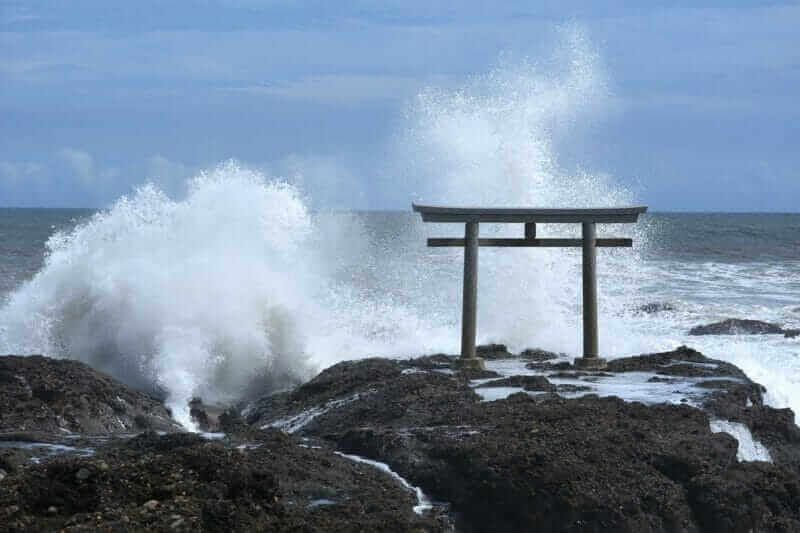 A big wave strikes the Oarai Isosaki Shrine shrine located on the coast when a typhoon comes = AdobeStock