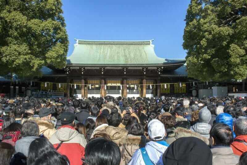 Temple and shrines are very crowded in early January = AdobeStock