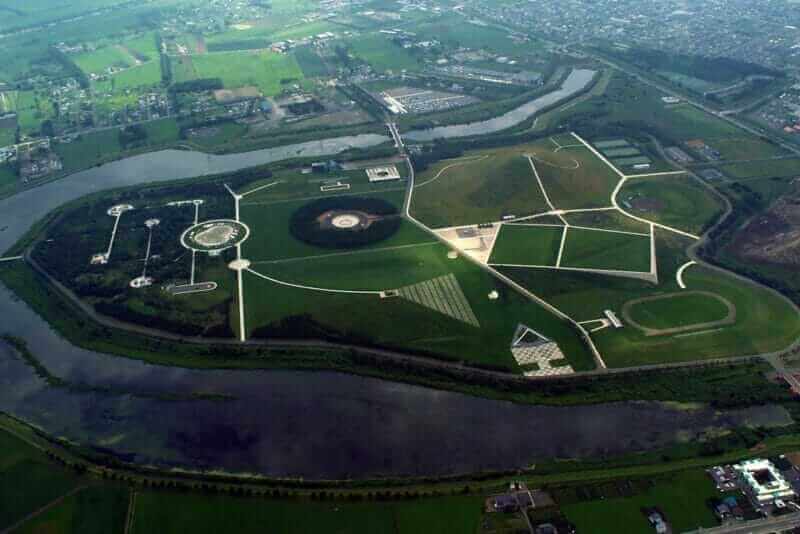 Moerenuma Park shot from the sky. If you look at this picture you can understand the concept of sculpture on the ground