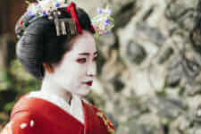 Portrait of a Maiko geisha in Gion Kyoto = shutterstock
