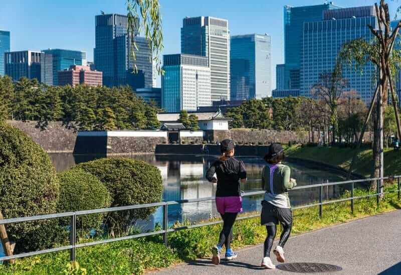 Many people jog around the Imperial Palace, Tokyo = AdobeStock