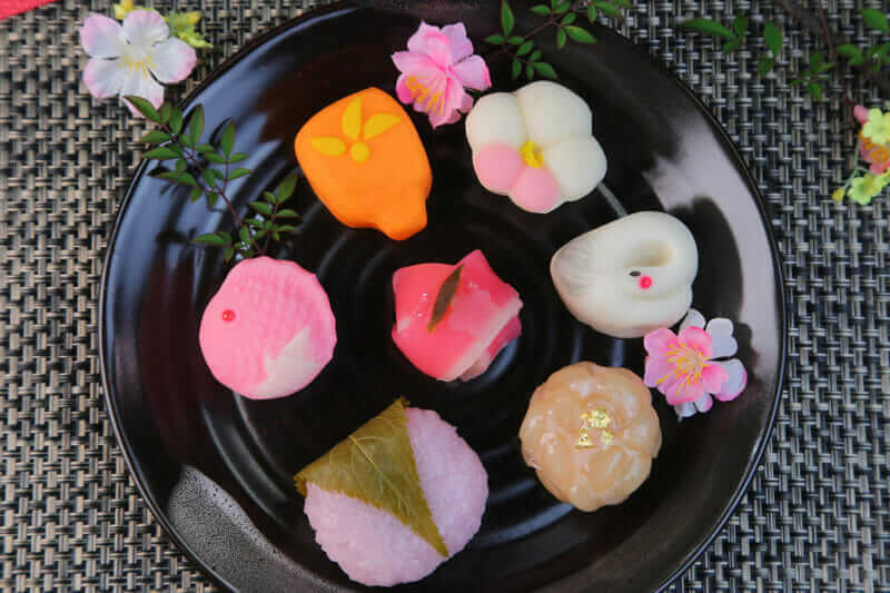 There are many beautiful sweets in Japan. In Kyoto and elsewhere, courses for making Japanese style sweets are also held = AdobeStock