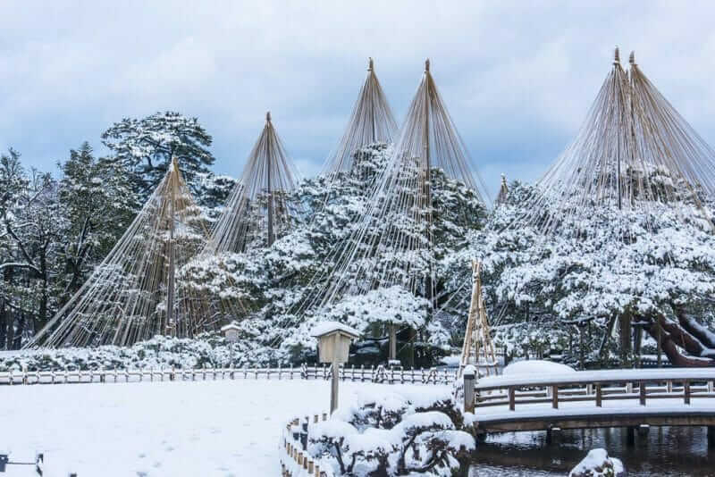 In the winter, Kenrokuen gets much snow and it is made up white = AdobeStock