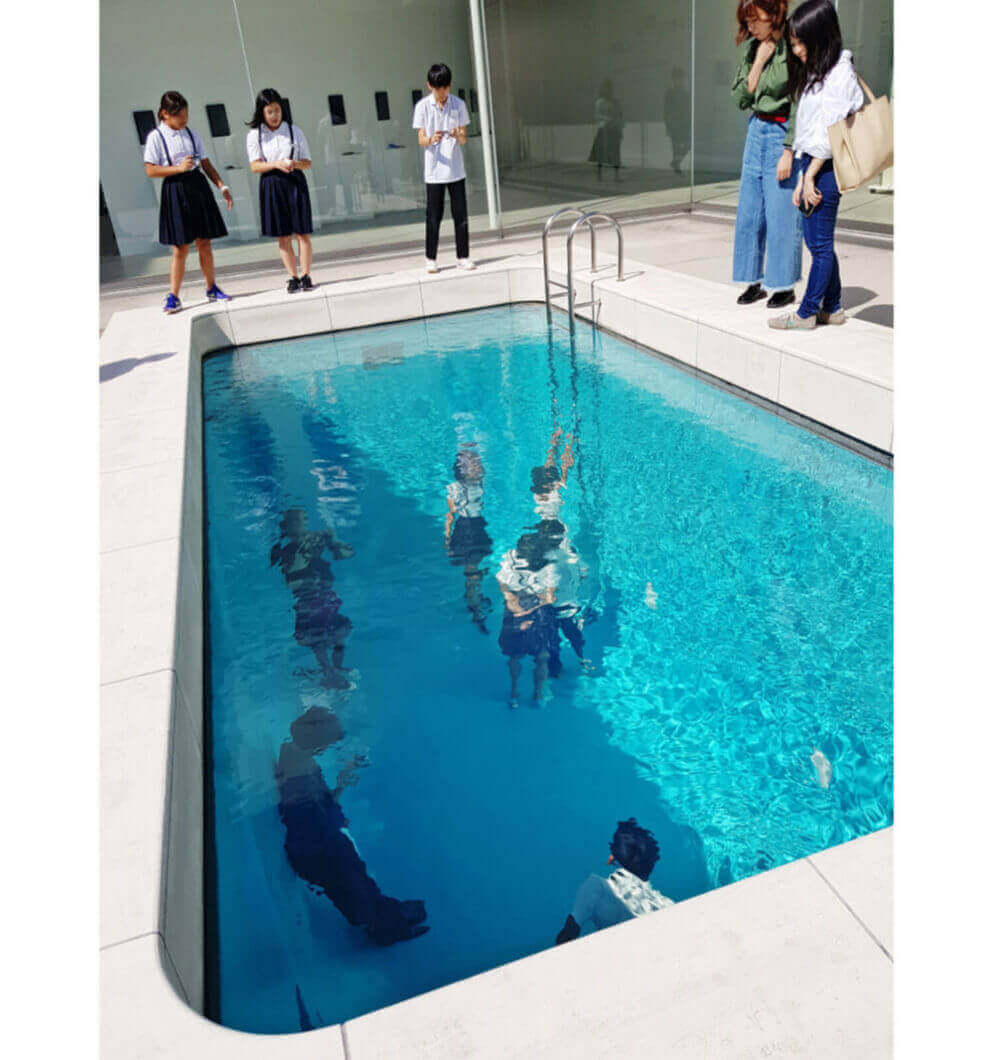 One of most surprising art works among tourists at the 21st Century Museum of Contemporary Art in Kanazawa is an optical illusion Leandro Erlich's swimming pool = shutterstock