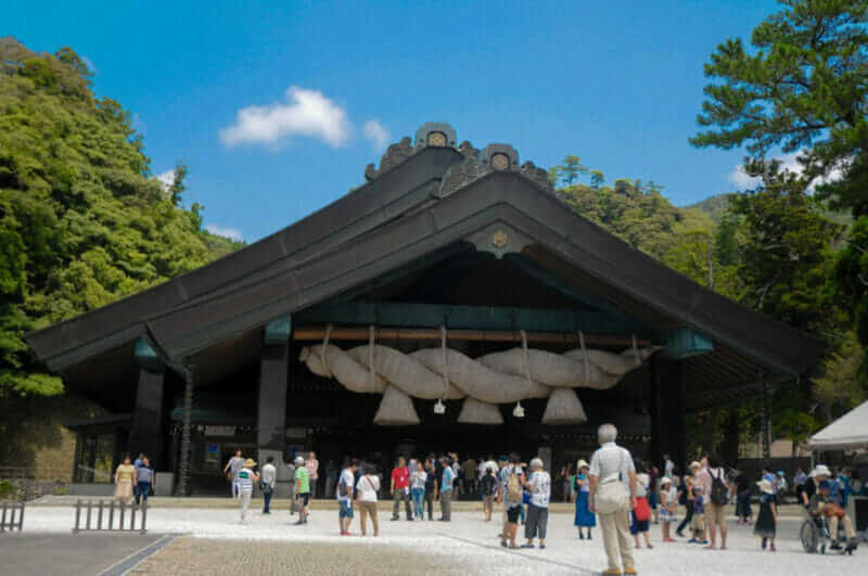 Izumo Taisha Shrine in Shimane, Japan. To pray, Japanese people usually clap their hands 2 times, but for this shrine with the different rule, they have to clap hands 4 times instead = shutterstock