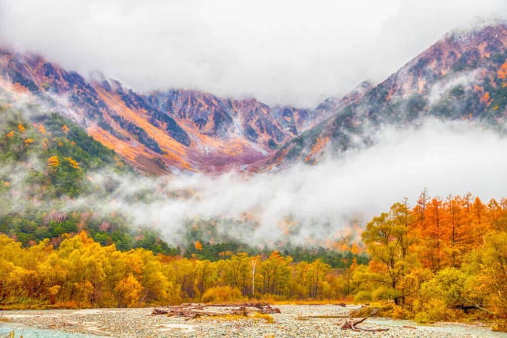 Autumn scenery in Kamikochi is more beautiful than painting, Kamikochi, Japan = Shutterstock