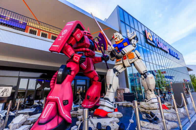 Fighting Gundam statue at EXPOCITY shopping center = shutterstock