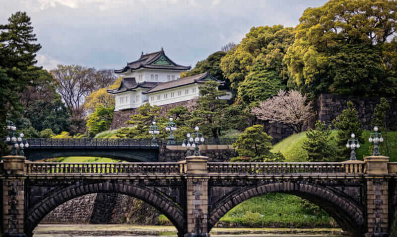 Tokyo Photograph of the Tokyo Imperial Palace and the Seimon Ishibashi bridge = shutterstock