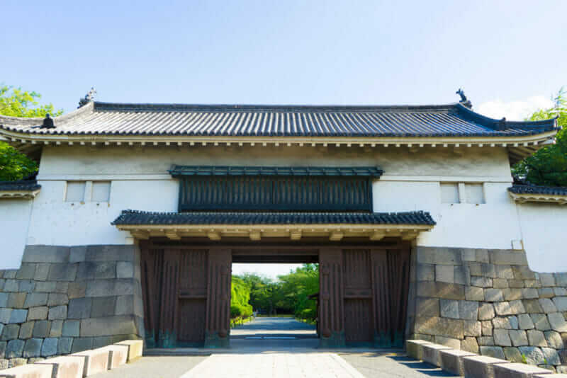 Nijyo castle gate = shutterstock