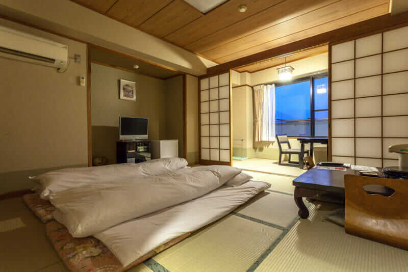 Many of Ryokan's rooms are Japanese-style rooms, and in the evening, "futon" is laid on the tatami mat = shutterstock