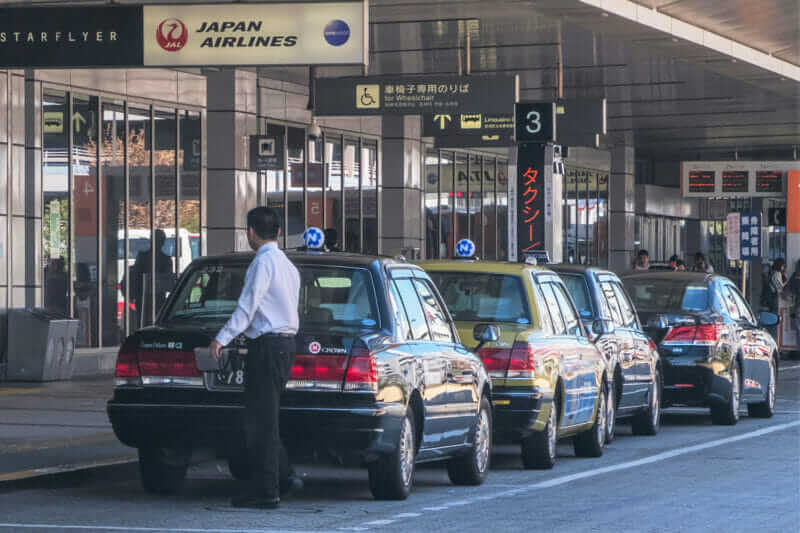 Taxi waiting for passengers in Haneda International Airport = shutterstock