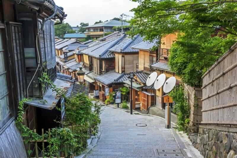 Beautiful old houses in Sannen-zaka street, Southern Higashiyama area. Sanene-zaka is one of the most beautiful streets in Kyoto = shutterstock