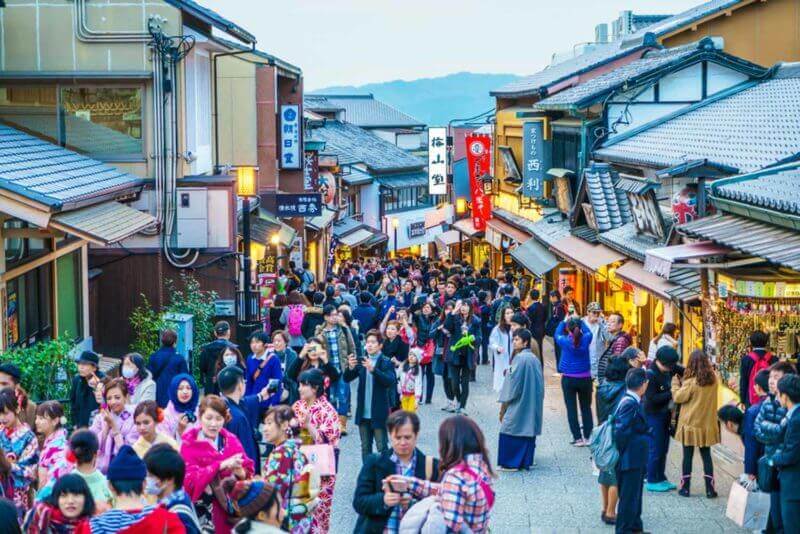 Japanese traditional shopping street, Kiyomizuzaka in Kyoto, Japan = shutterstock