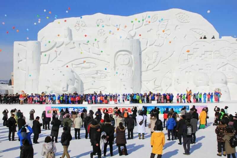 En el Festival de Invierno de Asahikawa, se exhiben grandes estatuas de nieve, Hokkaido, Japón