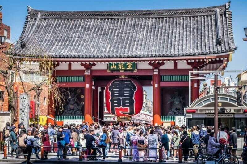 Kaminarimon gate in front of Sensoji temple which is full of tourists at Asakusa, Tokyo, Japan = shutterstock