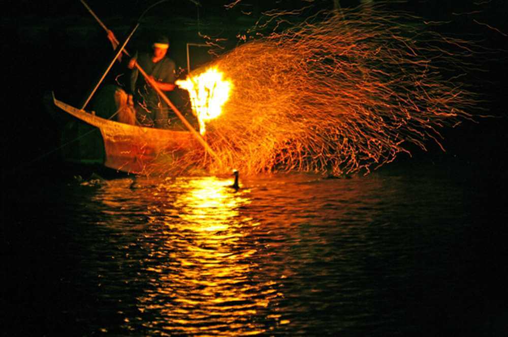 In Ukai, fishermen bonfire on the boat. Then the cormorants will find sweetfish easier as the sweetfish is amazed = Pixta