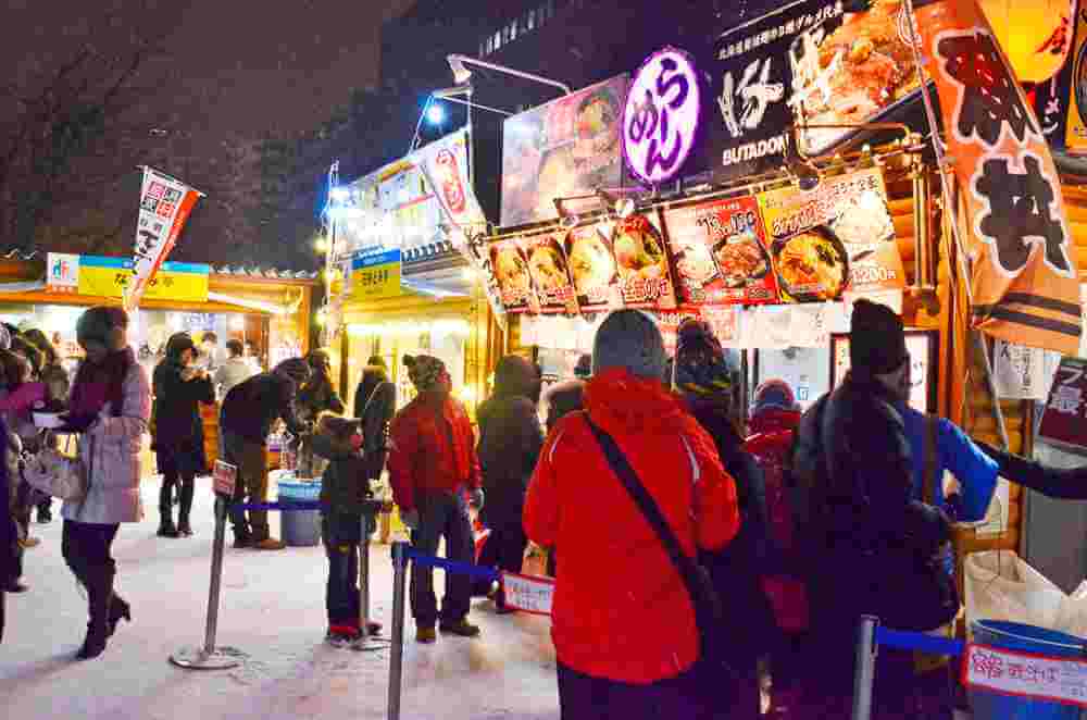Hot food and drinks are popular at "Sapporo Snow Festival"