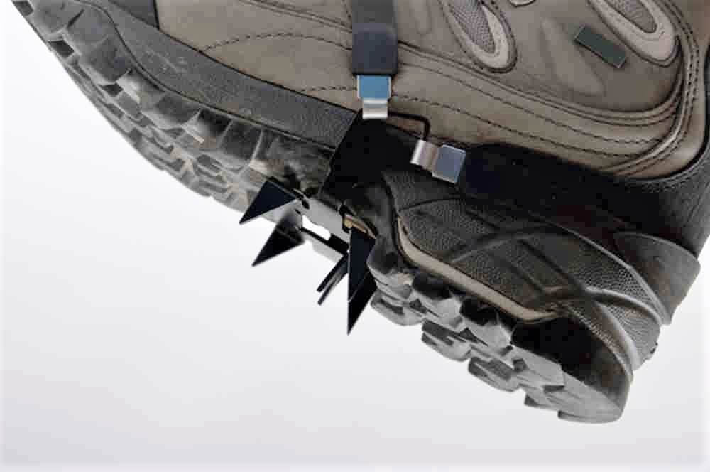 Attach anti-slip device to sole (3) Rubber projections grip road surface firmly = Pixta