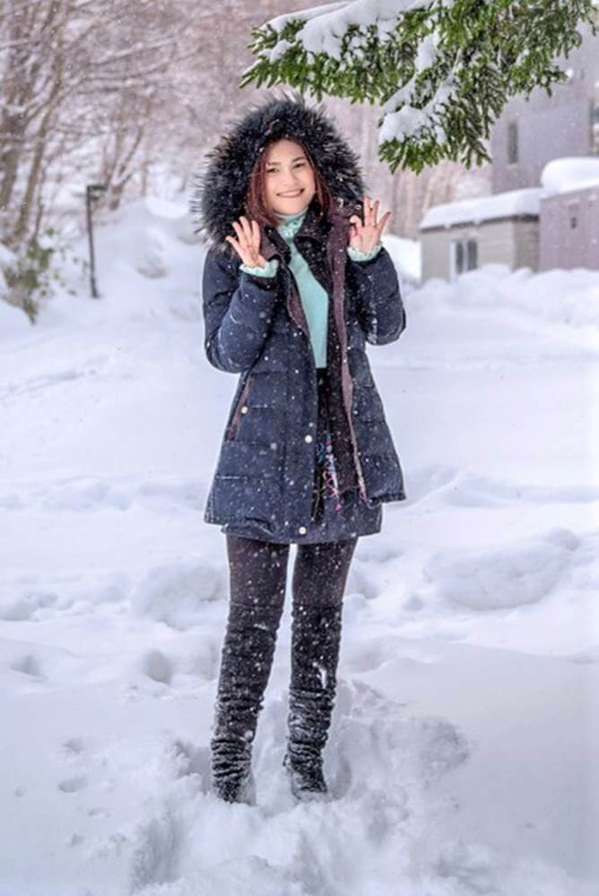 Because you may walk in such snow, it is better to prepare snow boots = Shutterstock