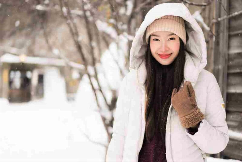 In Hokkaido in winter, it is desirable to wear such a coat = Shutterstock