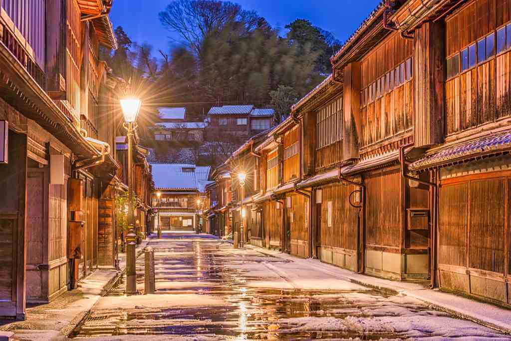 Higashi Chaya District in the winter = Shutterstock