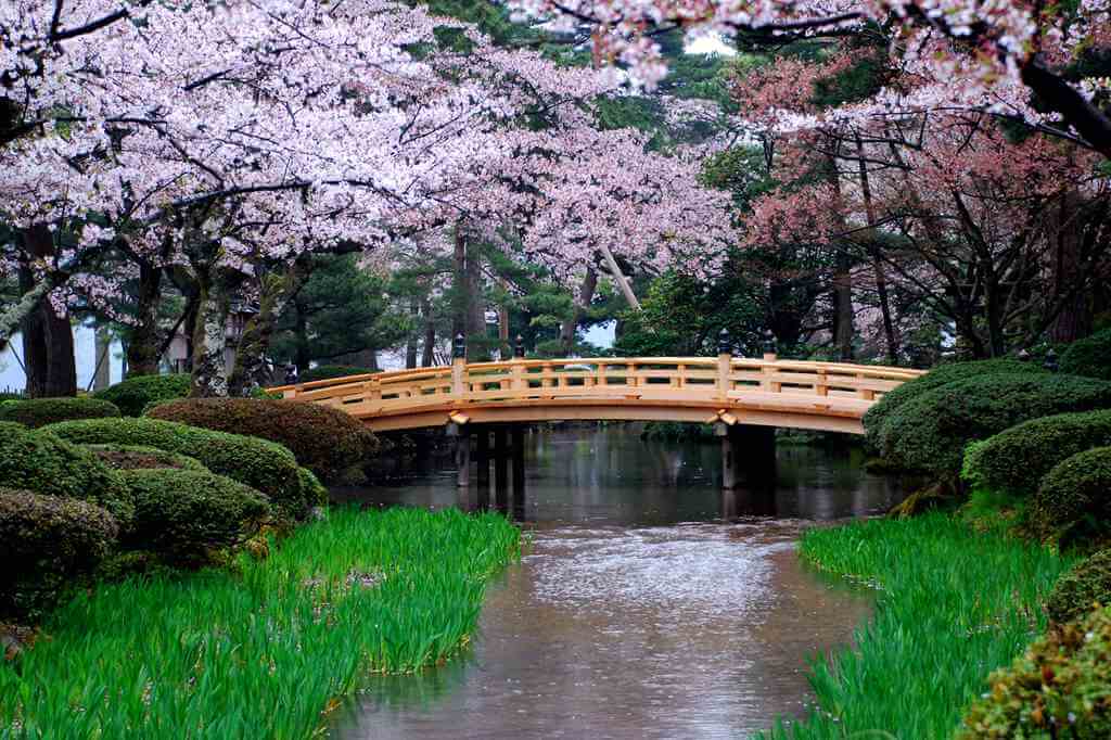 Bridge at Kenrokuen Garden, Kanazawa = Shutterstock