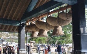 People attending grand shinto shrine Izumo-taisha, Shimane Prefecture, Japan = Shutterstock