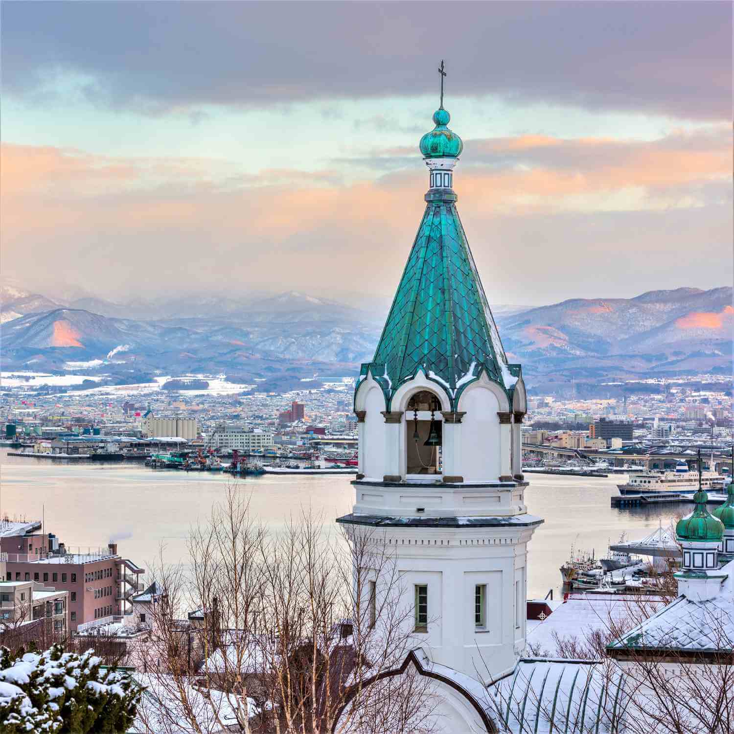 The city of Hakodate seen from the slope of Motomachi = Shutterstock