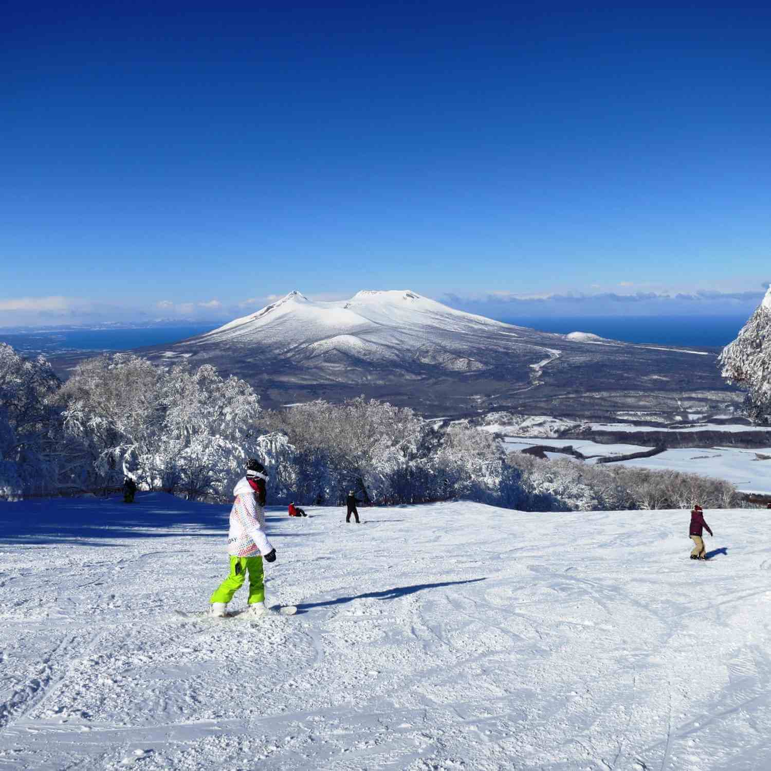 You can enjoy skiing and snowboarding at Onuma Park in the suburbs of Hakodate = Shutterstock