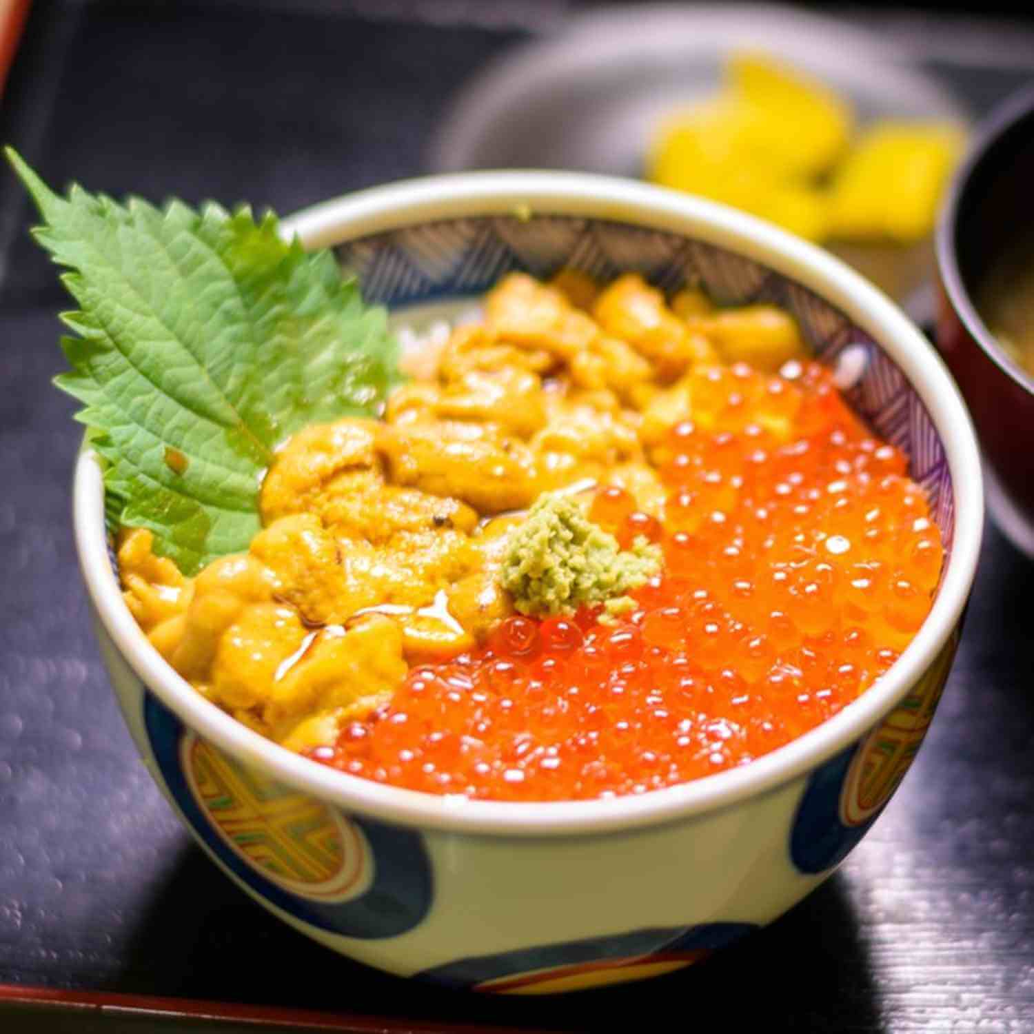 Seafood bowl at Hakodate morning market = Shutterstock
