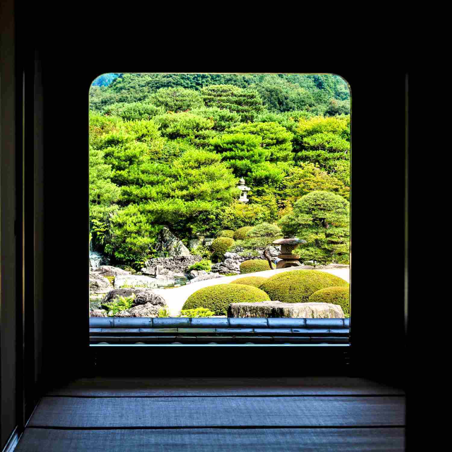 Adachi Museum famous for its beautiful Japanese garden = Shutterstock
