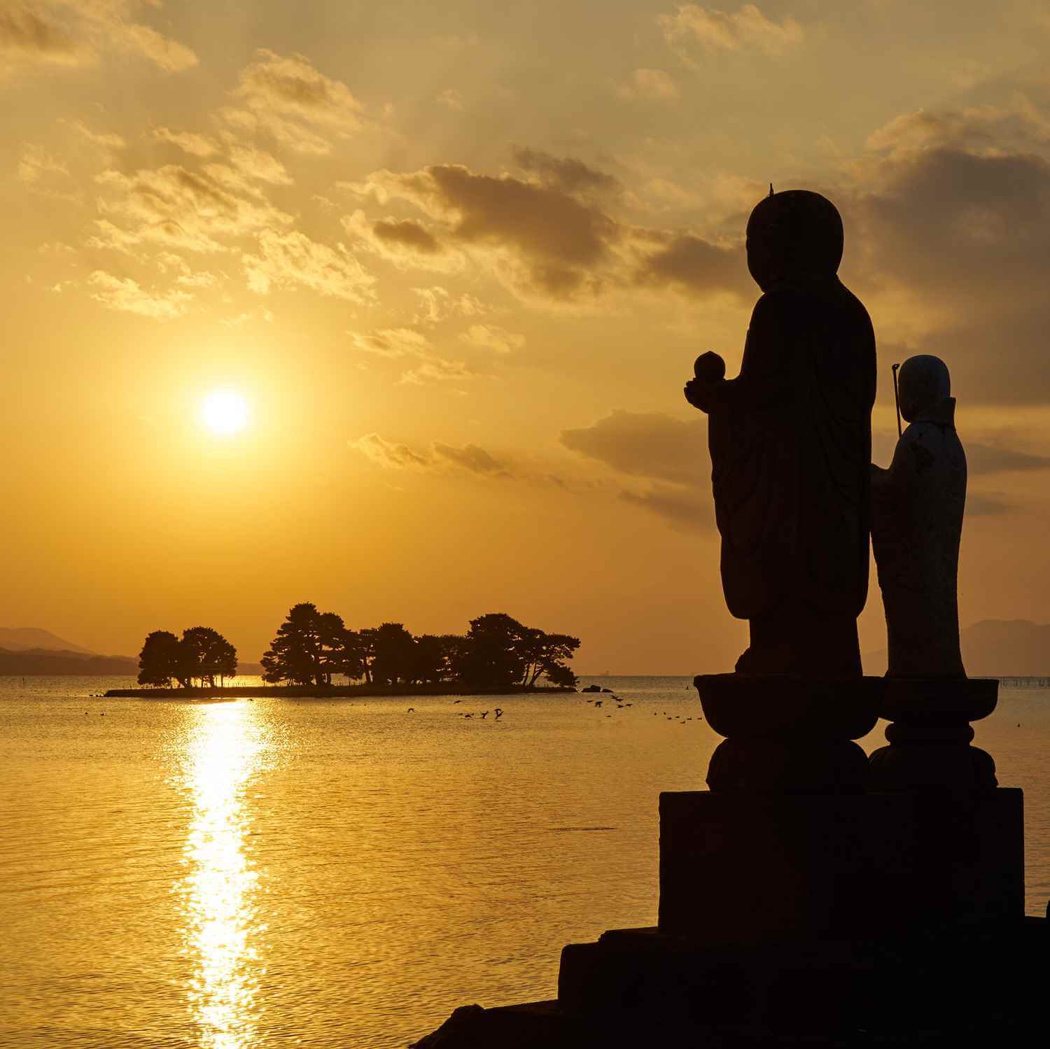 Lake Shinji sunset, Shimane = Shutterstock