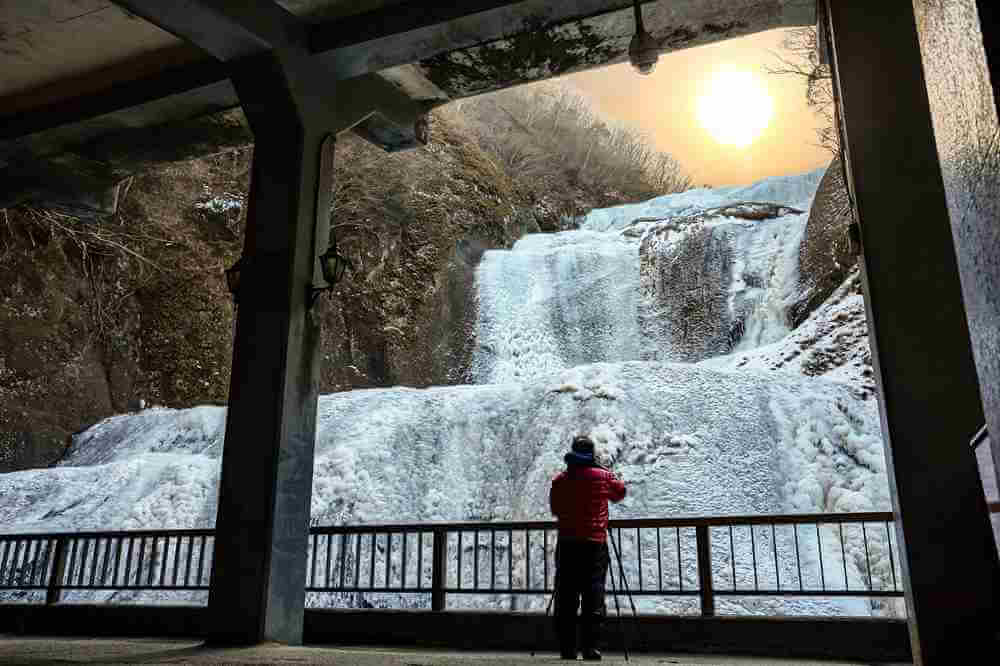 Fukunoda-no-Taki (Fukuda Waterfall) frozen in winter = AdobeStock