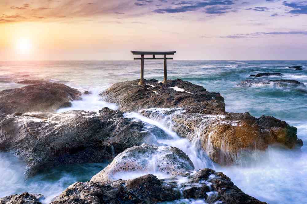 "Kamiiso no Torii Gate" at Oarai-Isosaki Jinja Shrine, Ibaraki Prefecture = Shutterstock