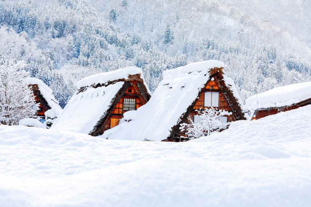 Shirakawago Villadge in winter = Shutterstock