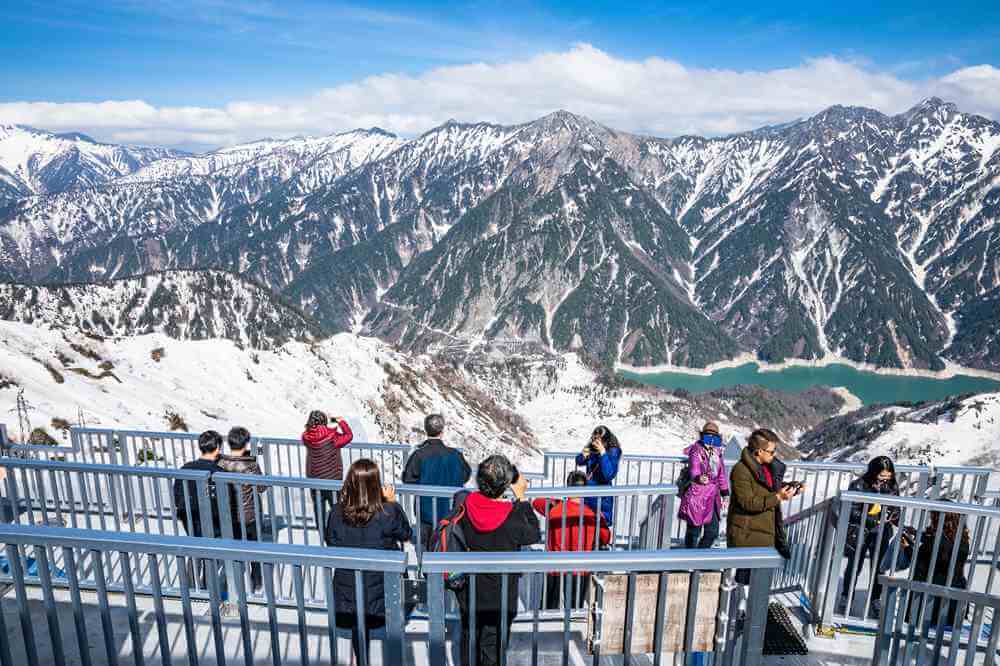 On the Tateyama Kurobe Alpine Route, you can get a close view of the mountainous areas at an altitude of 3,000 m = Shutterstock