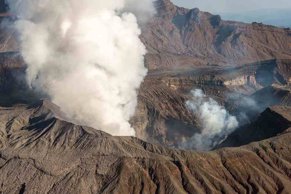 Nakadake Crater in Aso, Kumamoto Prefecture = Shutterstock